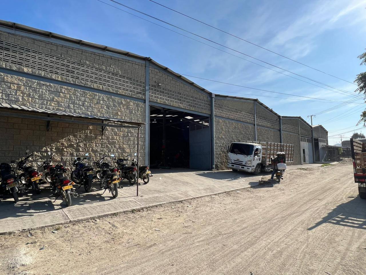 Zona de cargue y despacho de Credirejas con vehículo de transporte