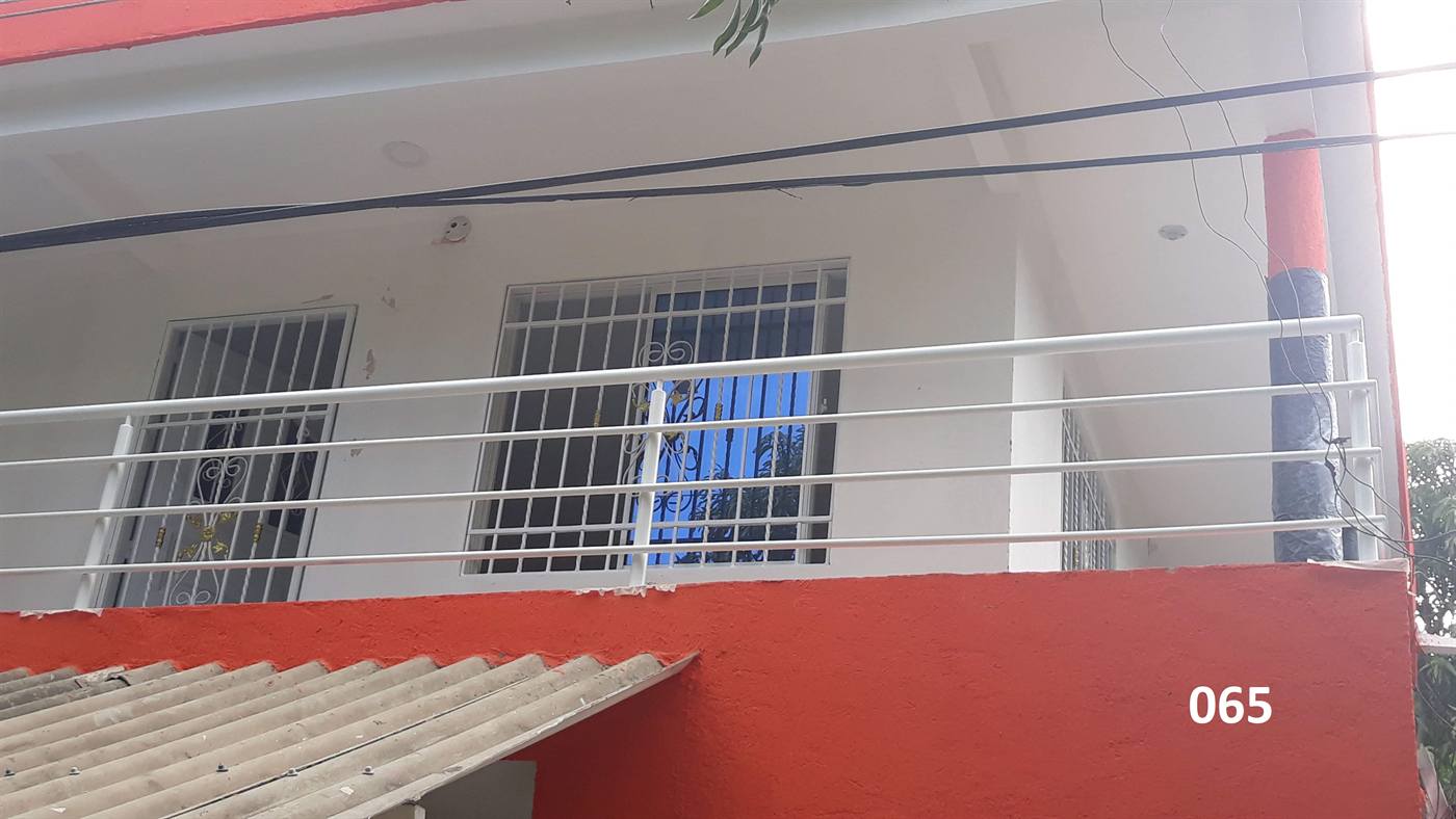 Baranda metálica de balcón fabricada e instalada por Credirejas