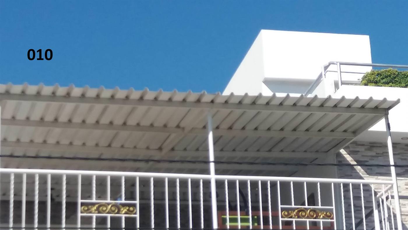 Baranda metálica y cubierta fabricadas por Credirejas