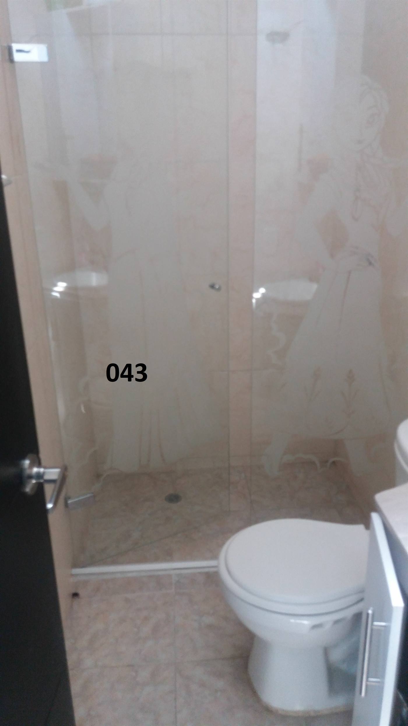División de baño en aluminio y vidrio