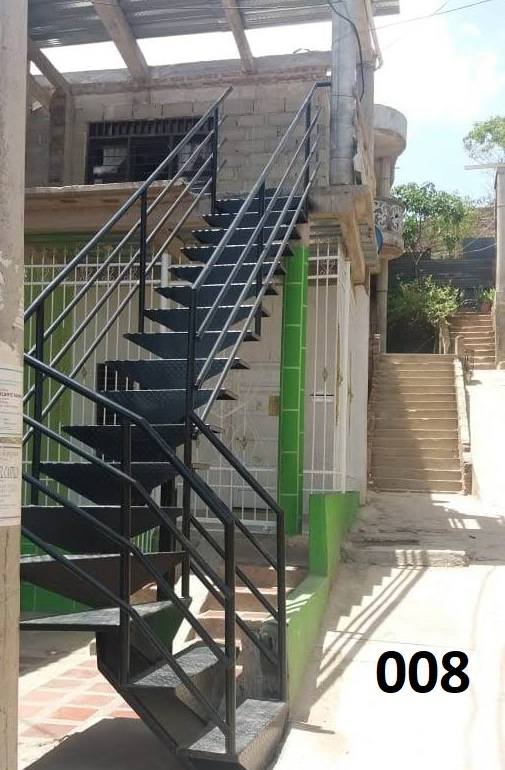 Escalera metálica exterior fabricada e instalada por Credirejas